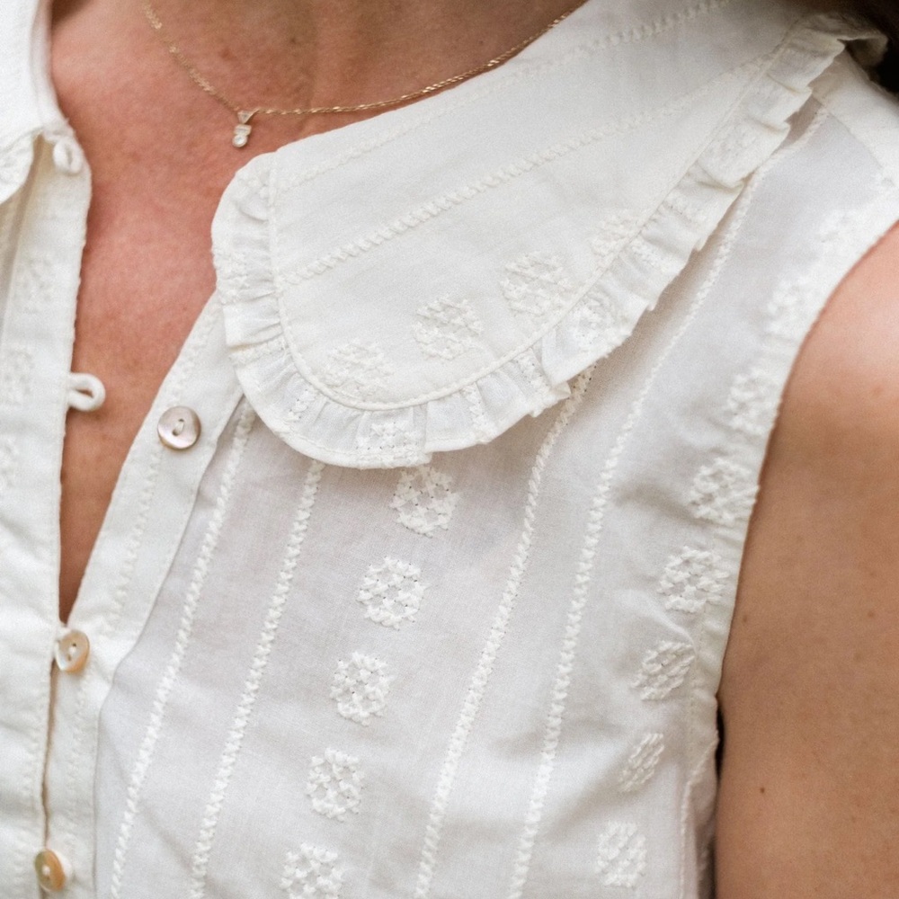 Neuflora Sleeveless White Ruffled Collar Blouse